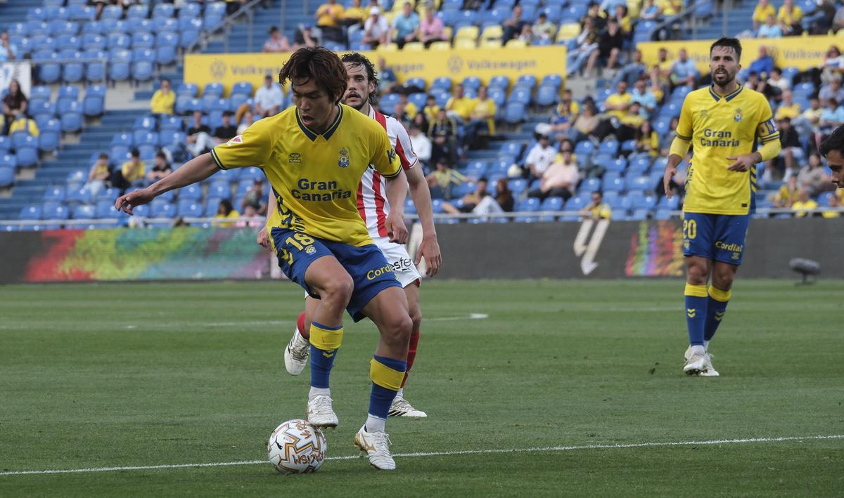 Taisei Miyashiro conduce con mimo el balón durante el encuentro que disputó la UD con el Sporting de Gijón el pasado fin de semana en el Estadio de Gran Canaria.