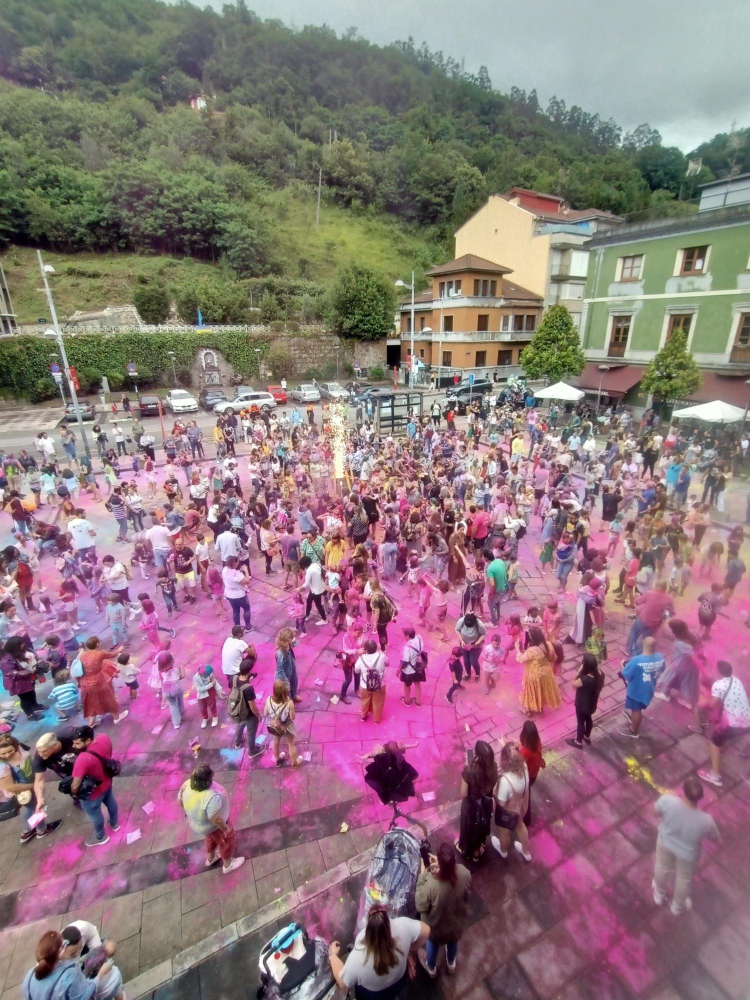 "Foguerina" de San Xuan y "Holi party" en Mieres