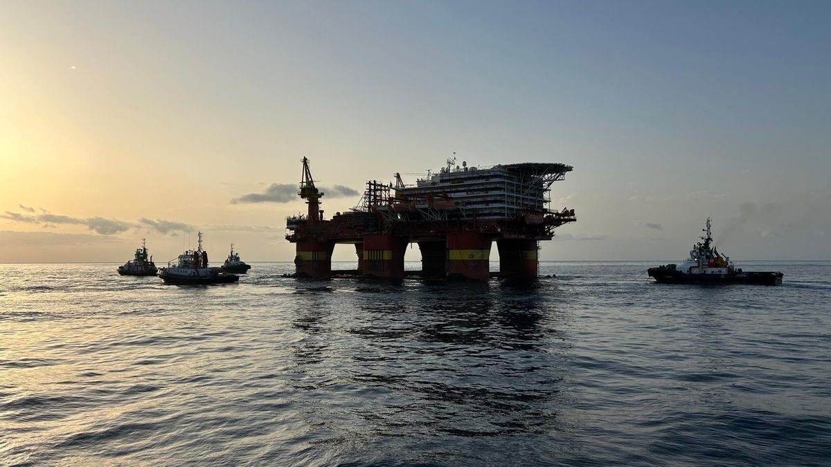 Traslado de la plataforma petrolífera en la que se rodó La Casa de Papel.