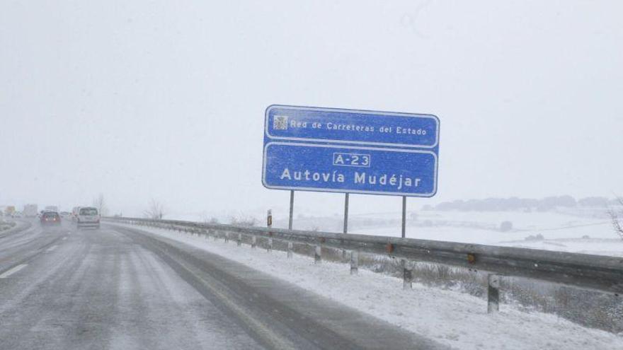 La nieve mantiene cortadas decenas de carreteras en Levante y Aragón