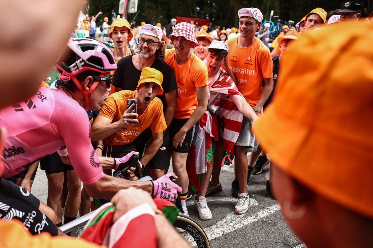 El Tour de Francia 2023 ha arrancado este sábado 1 de julio de 2023 en Bilbao, con una etapa de 182 kilómetros con victoria de Adam Yates i donde Pogacar, el corredor esloveno se ha ganado a la afición vizcaína.