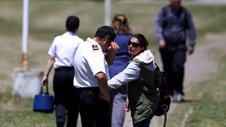 Familiares y miembros de la Armada, ayer, en la base naval de Mar del Plata. // Reuters