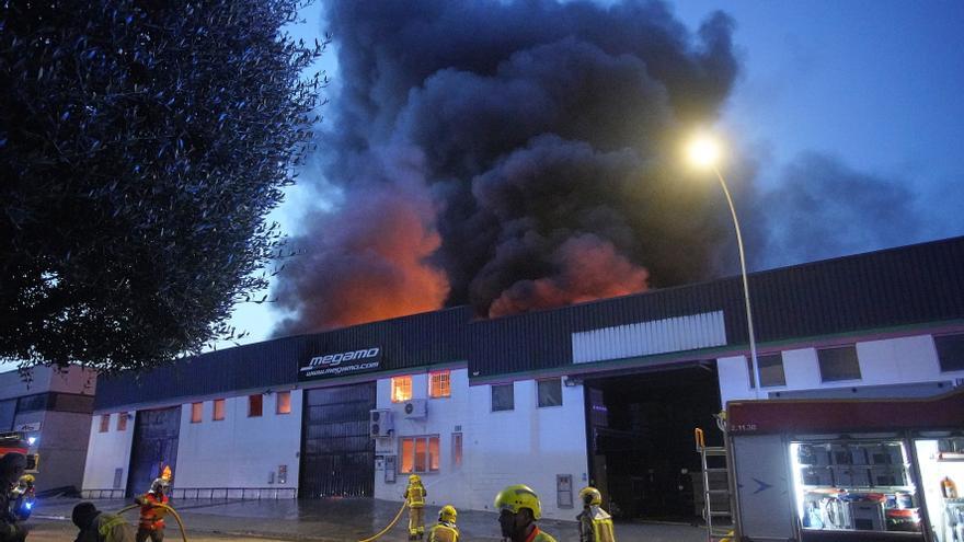 Un incendi calcina dues naus d’un fabricant de bicis a Vilablareix