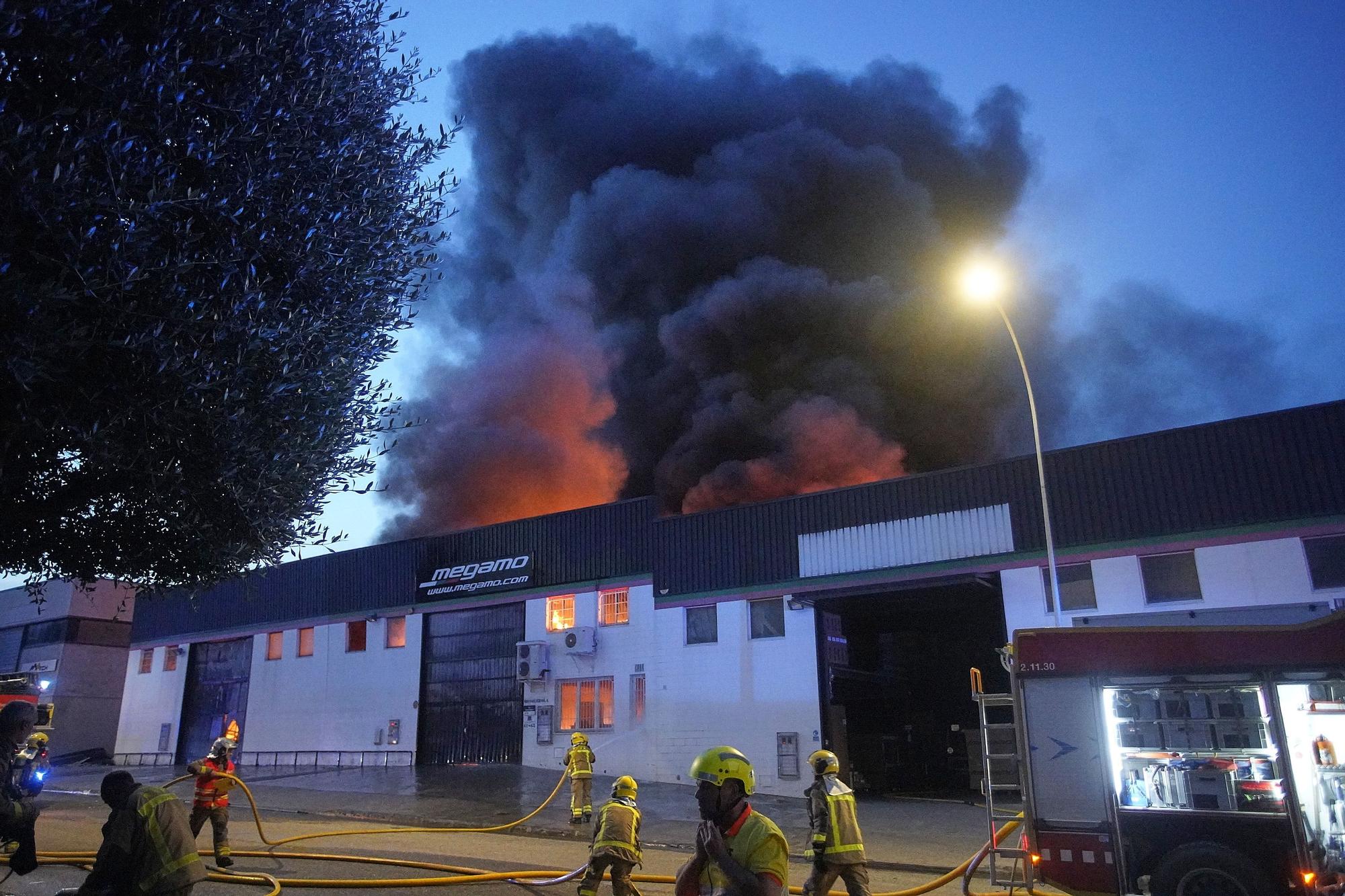 Un incendi destrossa una fàbrica de bicicletes i patinets a Vilablareix