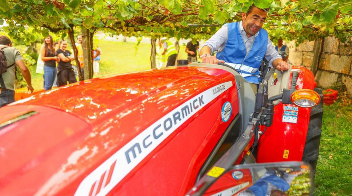 Luis López se subió al tractor de la bodega. | // IÑAKI ABELLA