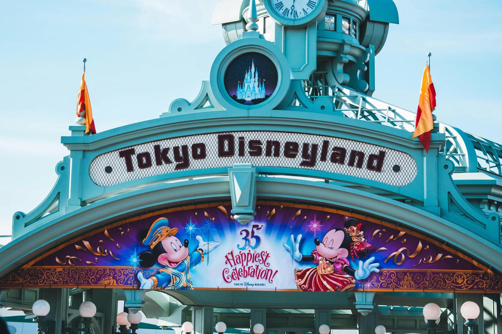 Cartel de Tokyo Disneyland en 2019, con motivo del 35 aniversario