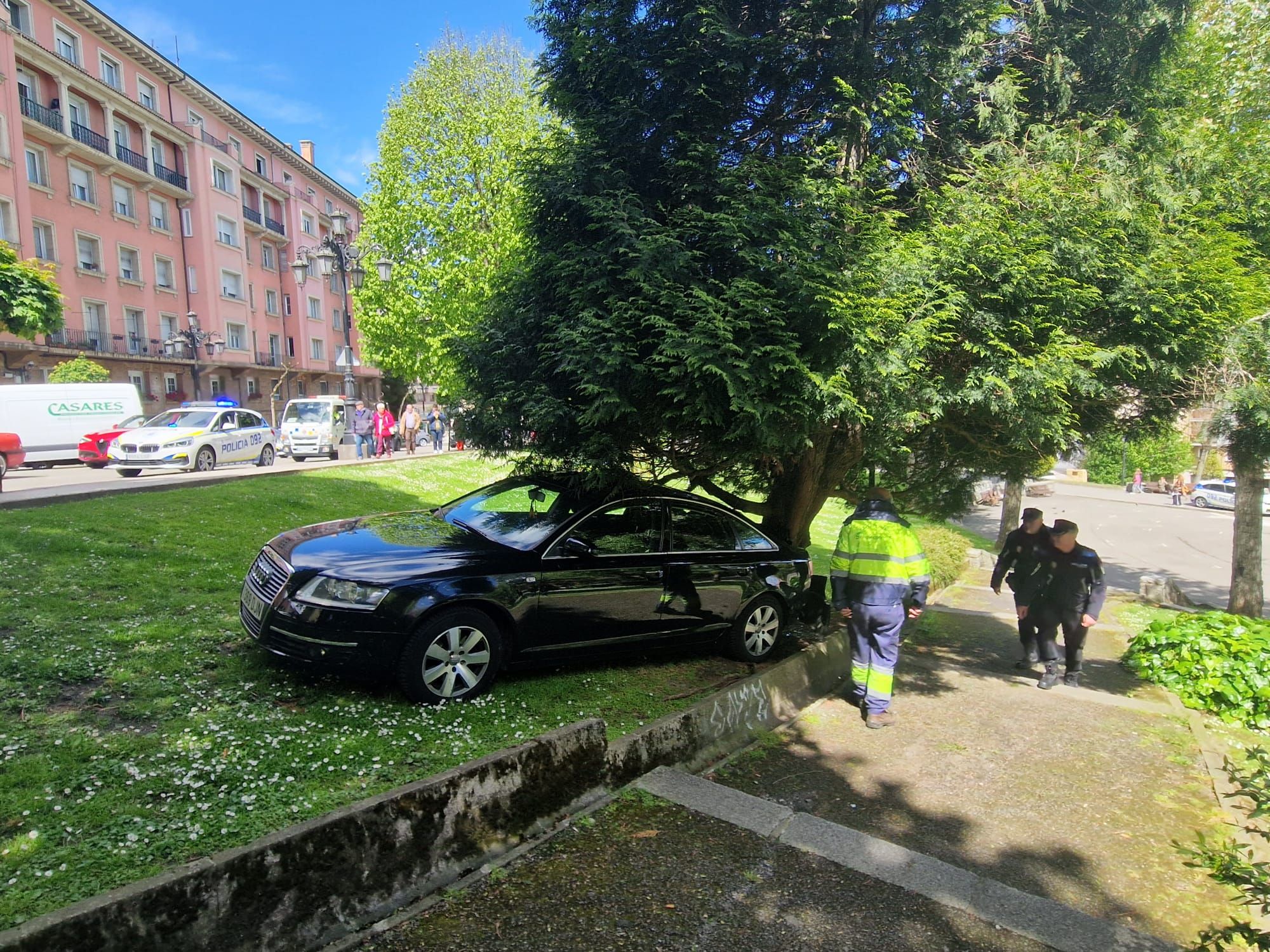 EN IMÁGENES: Un coche irrumpe en uno de los parques más conocidos de Oviedo para sorpresa de los peatones