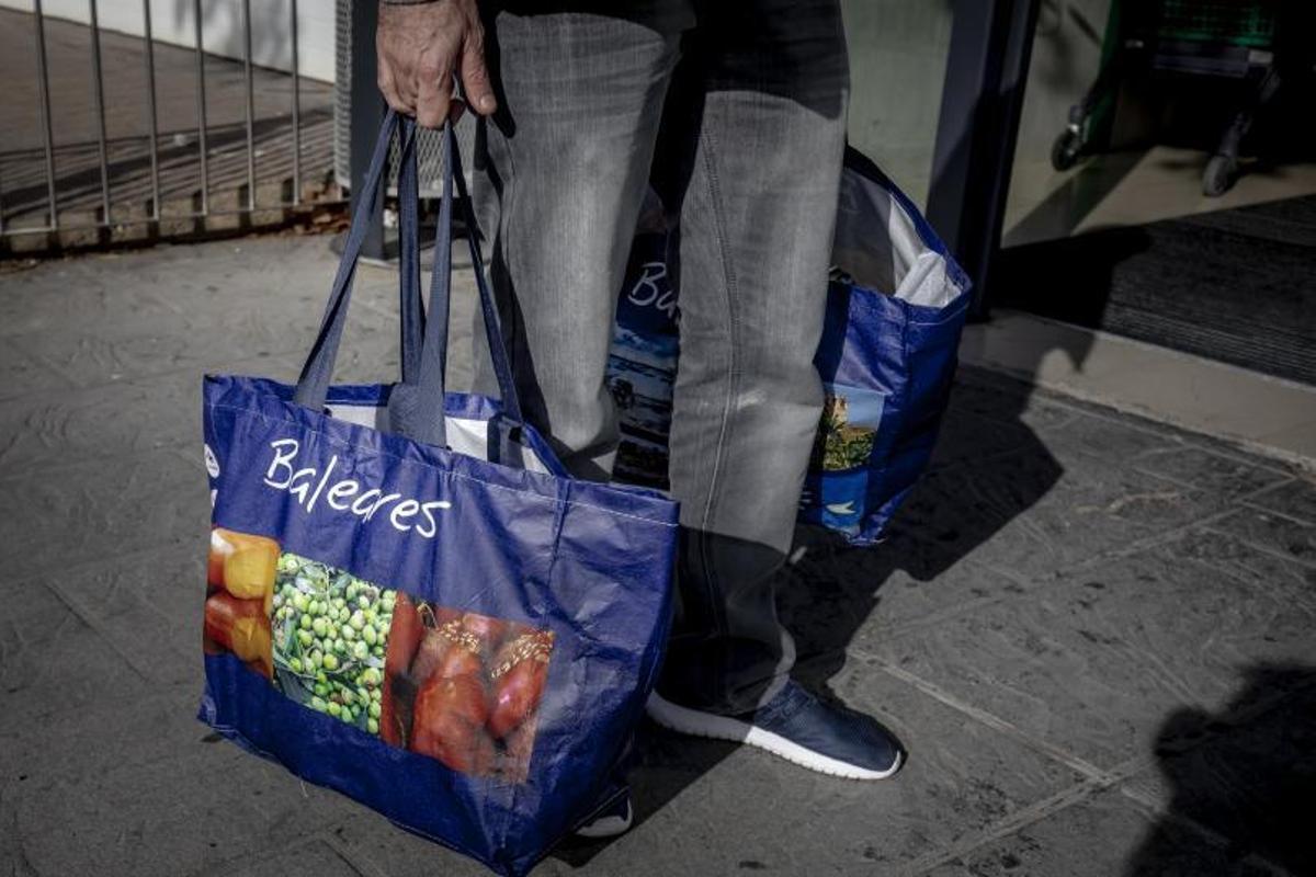 Los supermercados no registraron ayer más afluencia de lo normal pese a ser el primer día sin IVA en muchos productos básicos. | B.RAMON