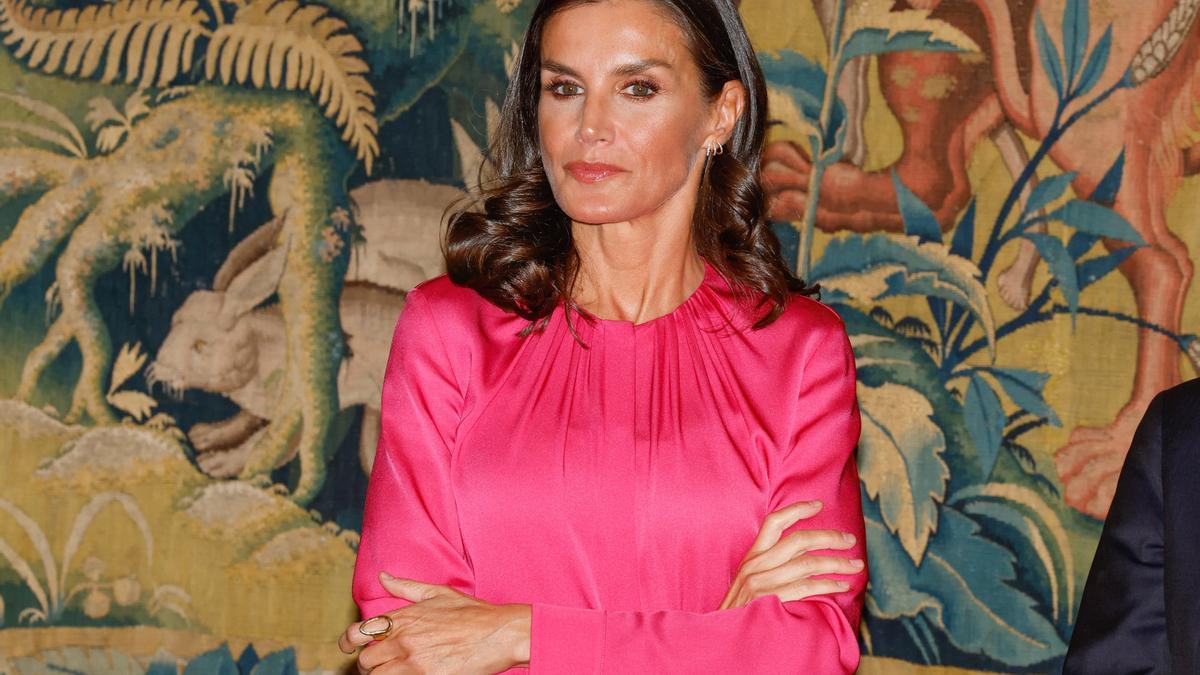 La reina Letizia en Berlín con un total look en fucsia