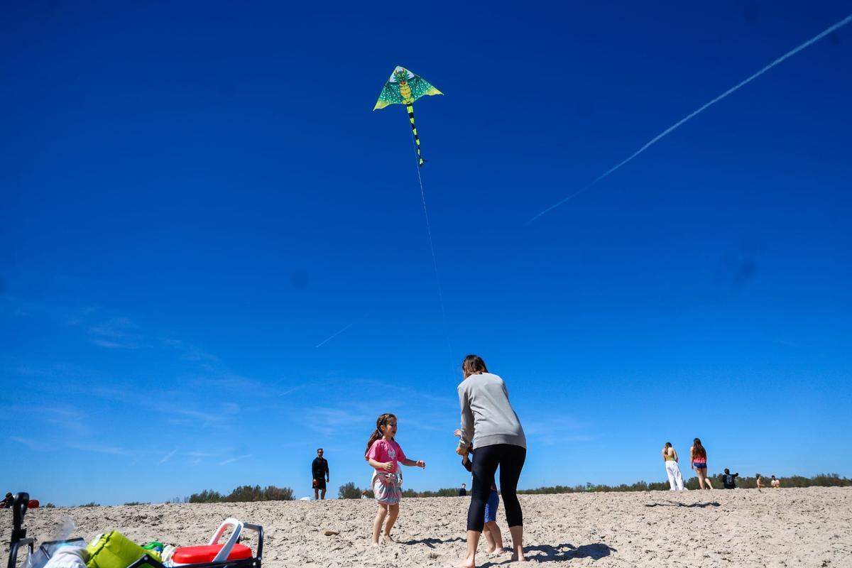 Cometas y comidas familiares en las playas del sur de València