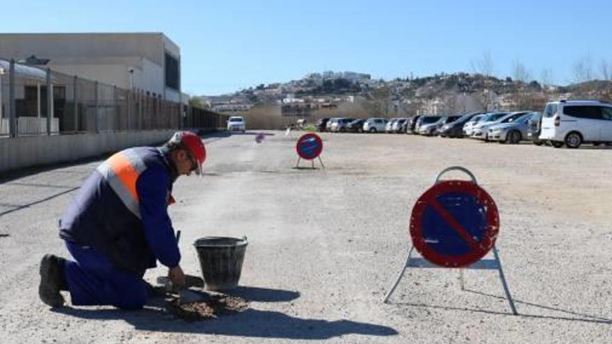 Peñíscola pavimenta el párking gratuito