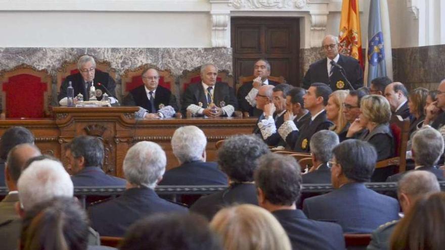 Fernando Suanzes (a la derecha de pie), en su intervención en la apertura del año judicial. // Fran Queiruga