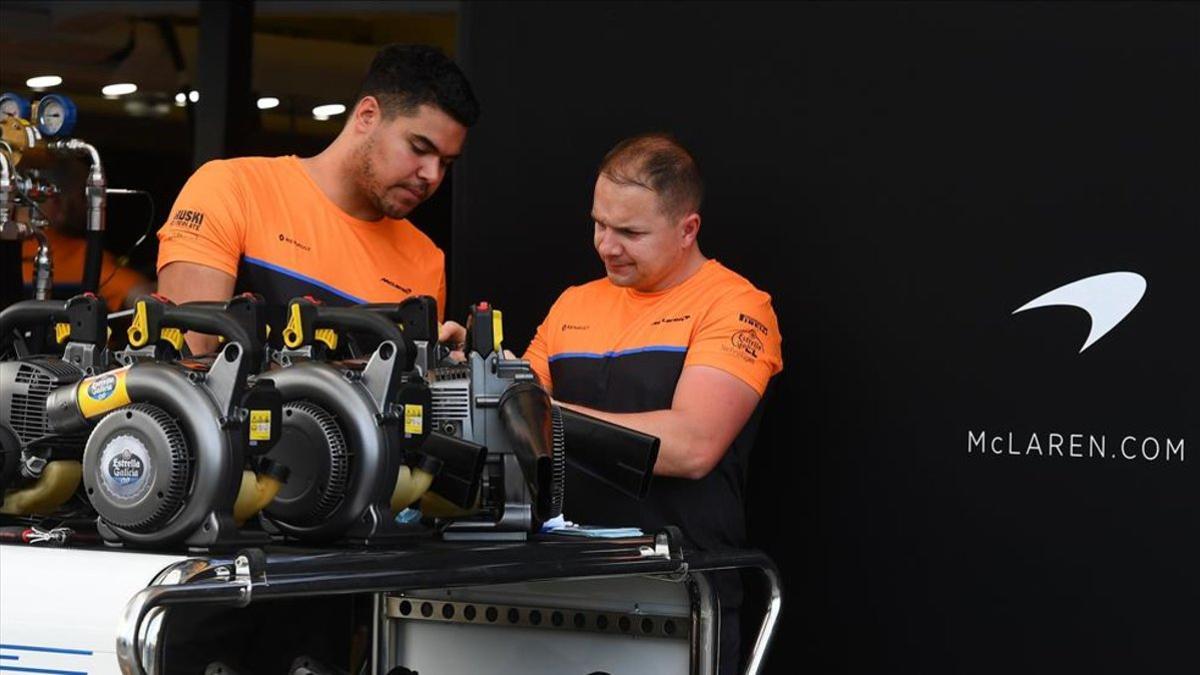 Mecánicos de Mclaren en Melbourne of the mclaren team work in pit lane at th200326123418