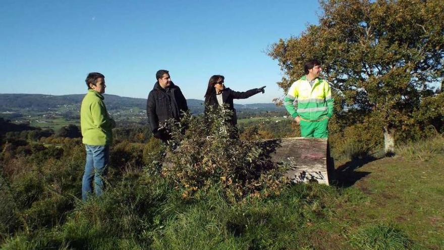 Lucía Ares, Klaus Brey, Ana Luisa González y un encargado de jardinería, en los Castros de Toiriz.