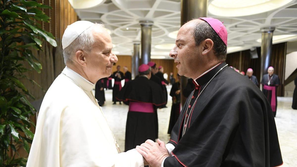 Eloy Santiago, en su visita al papa León XIV recién nombrado obispo de Tenerife.