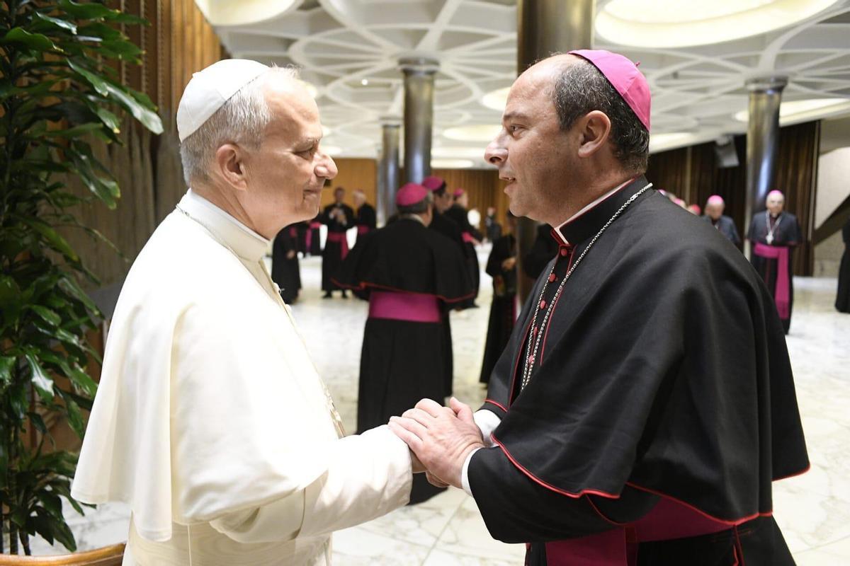 Eloy Santiago, en su visita al papa León XIV recién nombrado obispo de Tenerife.