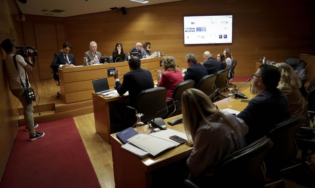 Francés interviene en la comisión de investigación de las Corts, ayer. 14.10.25, València. COMISSIÓ D’INVESTIGACIÓ SOBRE LES CAUSES DE LES INUNDACIONS CAUSADES PER LA DANA DEL MES D’OCTUBRE DE 2024 A LA COMUNITAT VALENCIANA. (Foto: José Cuéllar/Corts Valencianes)