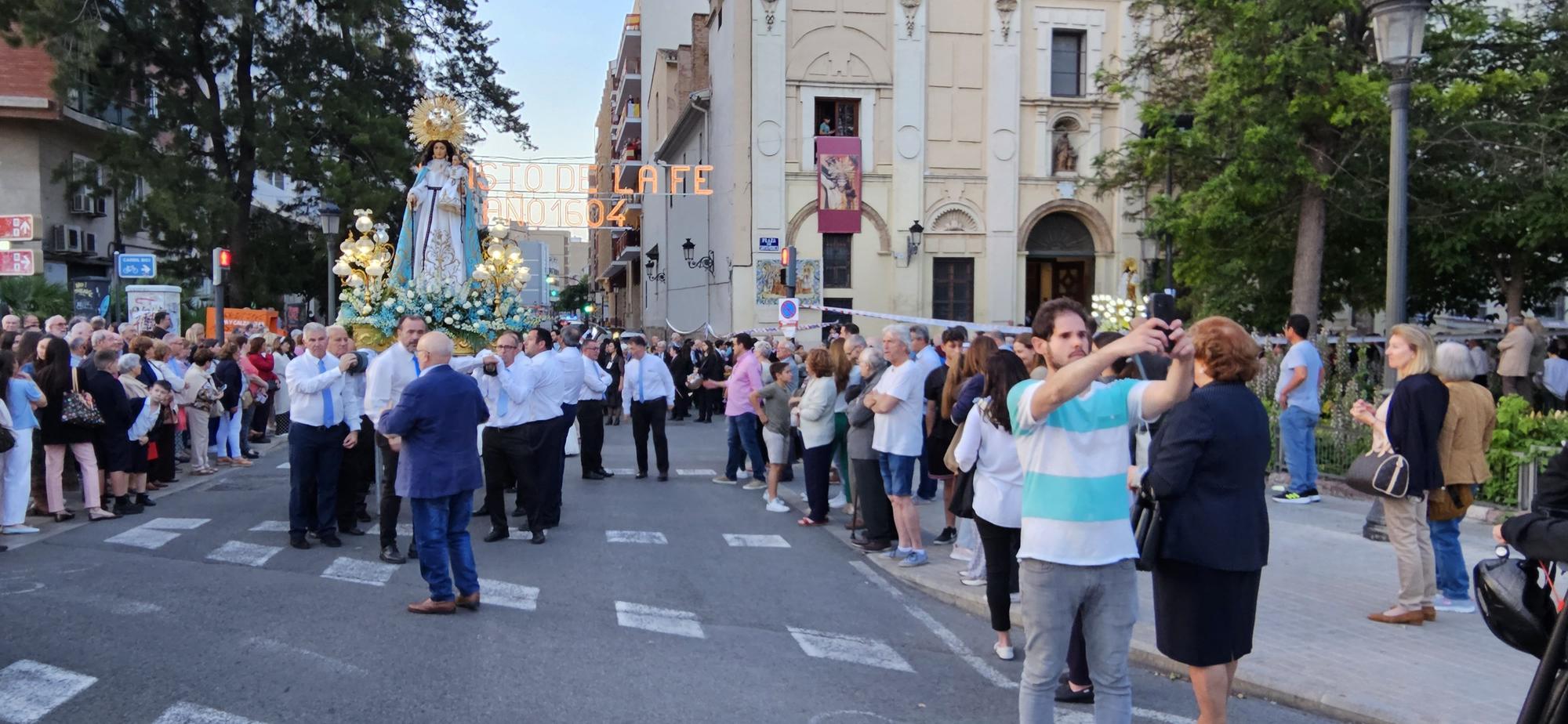 Laura, Paula, las cortes y las fallas de Zaidía acompañan al Cristo de la Fe