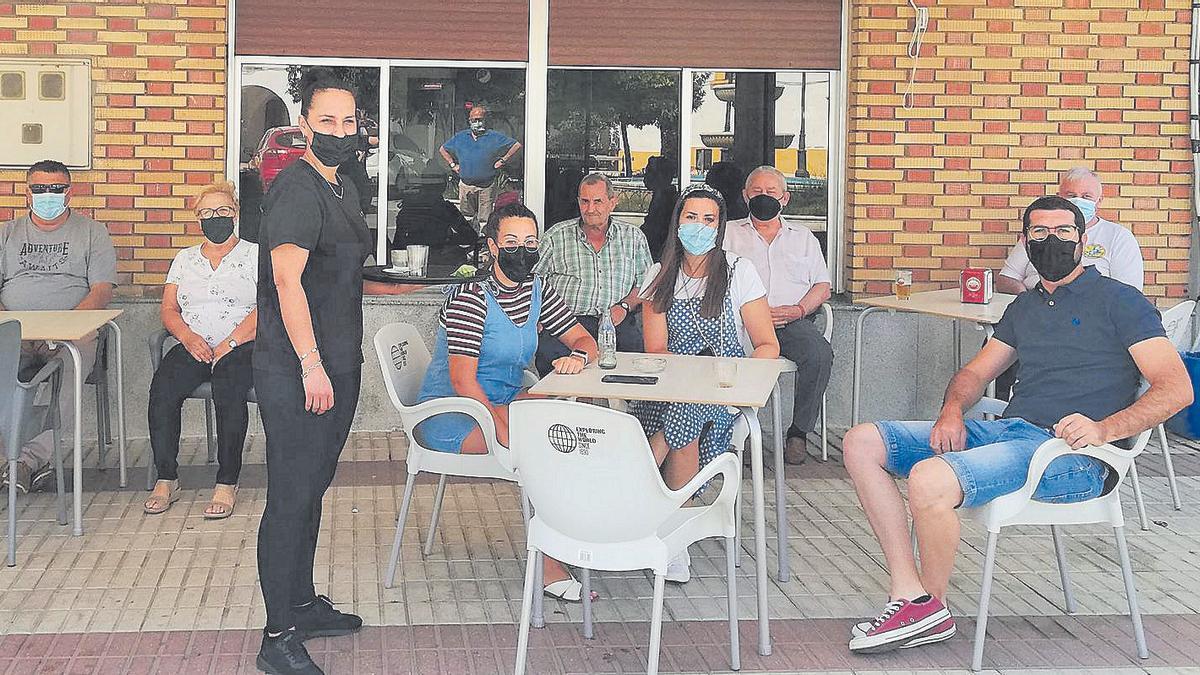 Grupos de vecinos en el bar Tocado, el más popular de Valsequillo.