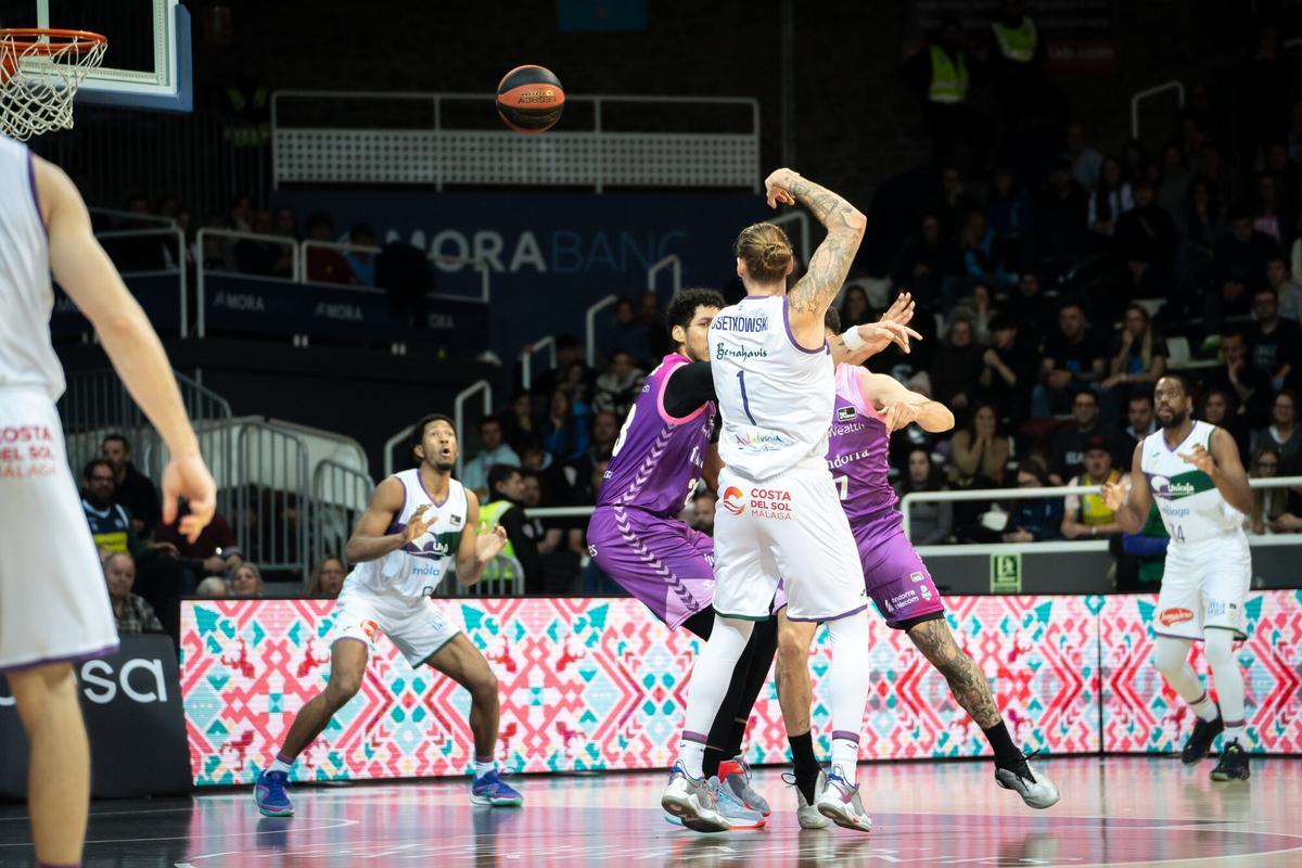 El Unicaja remontó en Andorra para cerrar el noveno triunfo seguido liguero.