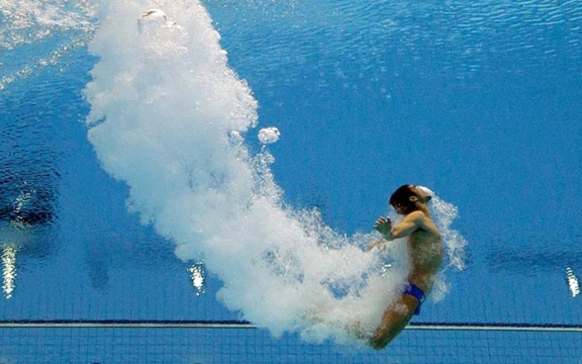 El mexicà Iván García Navarro se submergeix a l’aigua durant la semifinal de salt.