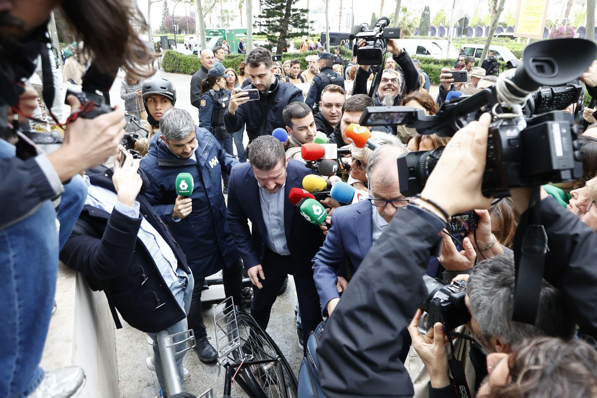 La llegada de la exconsellera Pradas y Argüeso para declarar como imputados por la gestión de la dana