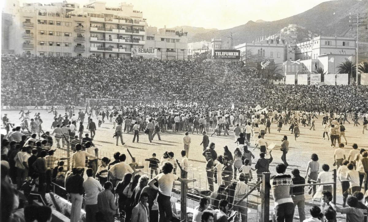 Invasión de campo tras el ascenso logrado por el CD Tenerife en la campaña 1982/83. | CDT