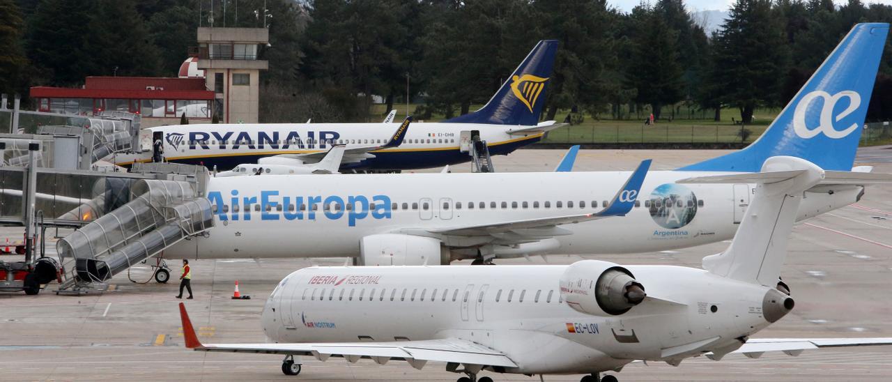 Aviones de Ryanair, Air Europa y Air Nostrum en el aeropuerto de Peinador en una imagen de archivo