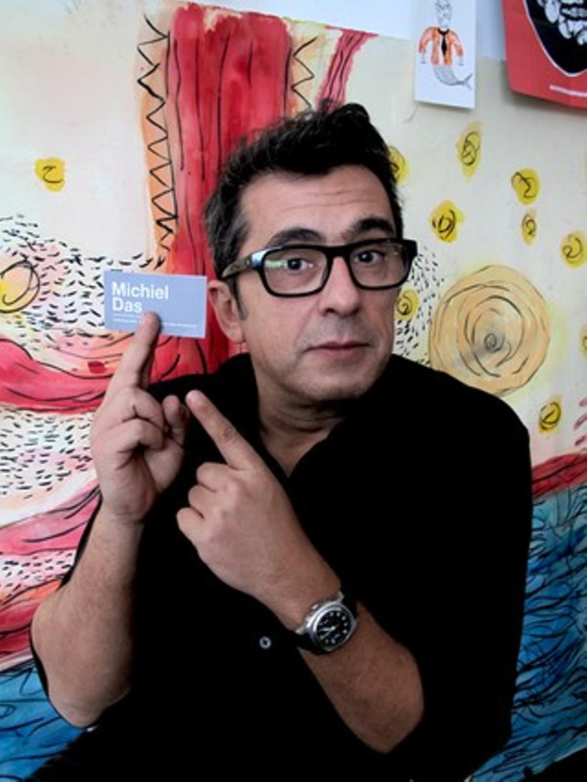 Andreu Buenafuente amb una de les targetes