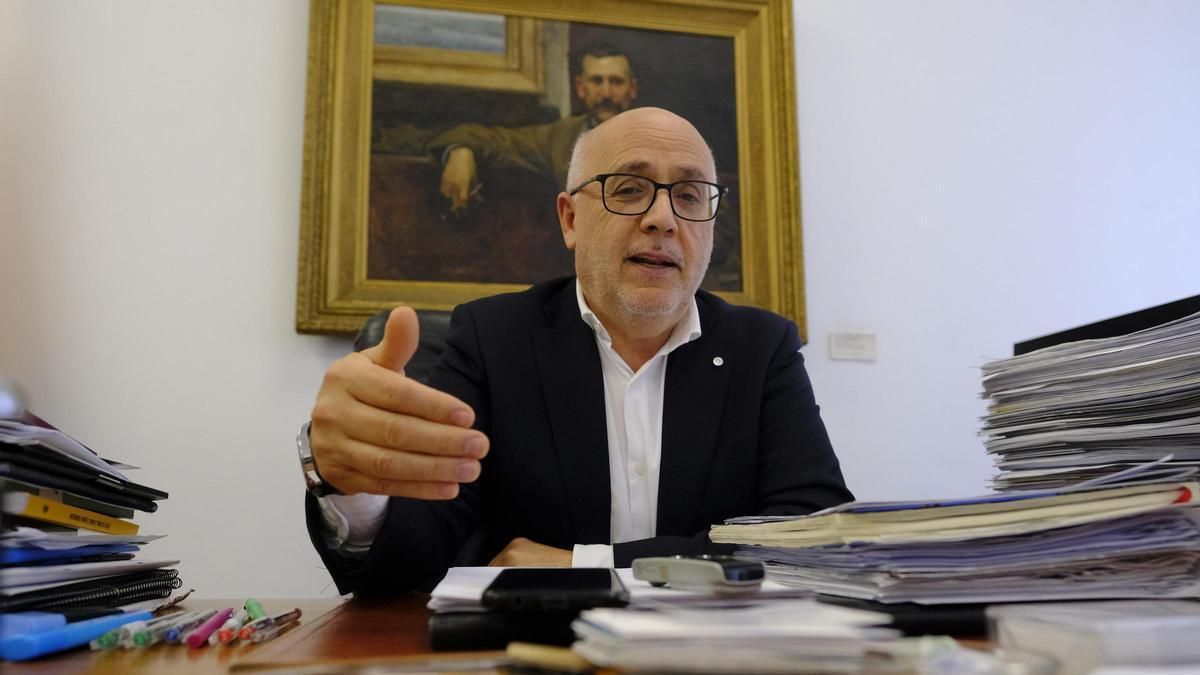 Antonio Morales, en su despacho del Cabildo de Gran Canaria.