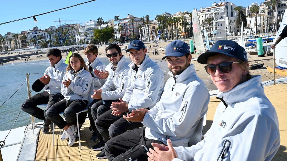 Los ocho atletas del equipo español juvenil de la Copa América de vela, SailTeam BCN, en el Club Nàutic de Sitges.