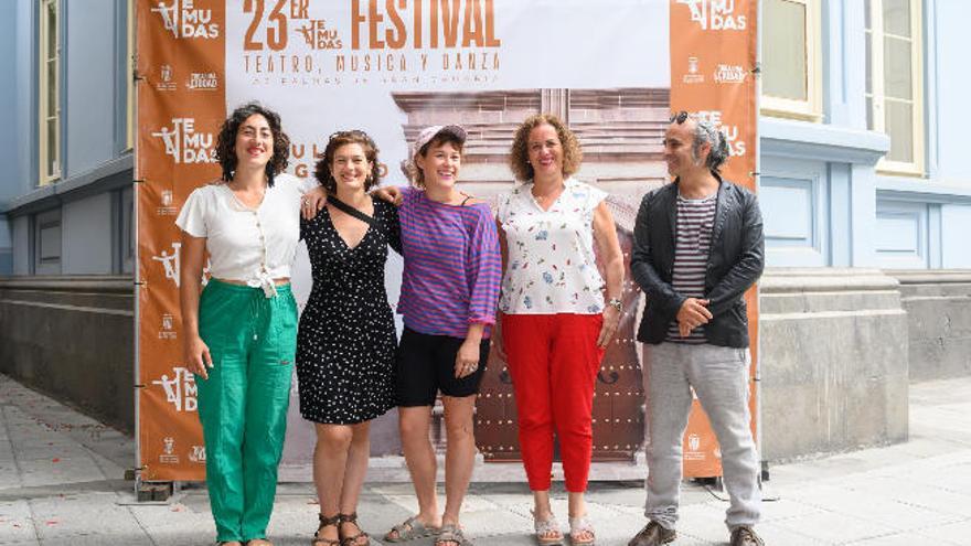 De izquierda a derecha: Léa Noygues, Suzanne Bérélowitch, Lou Amoros, Marisol García e Ignacio Plaza.