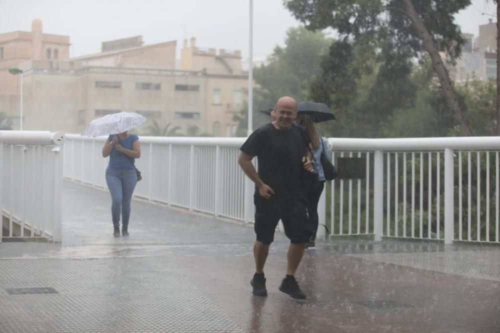 La lluvia ha anegado la carretera de Santa Pola