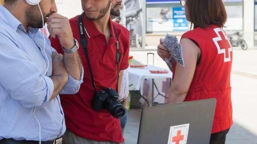 Majad El Din, junto con responsables de Cruz Roja.