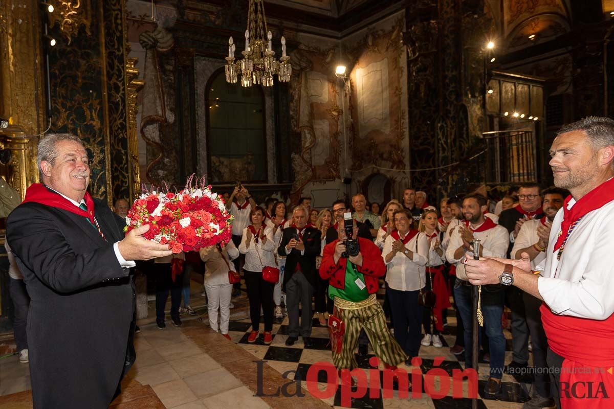 Bandeja de flores y ritual de la bendición del vino en las Fiestas de Caravaca