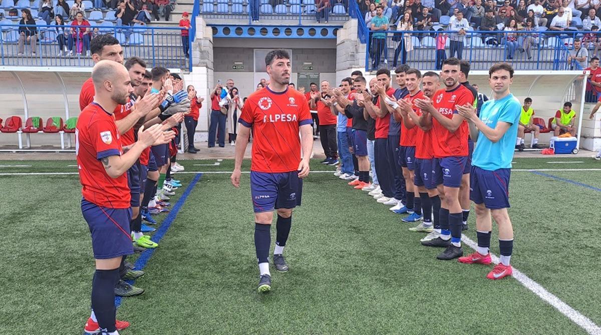 Los compañeros de Aarón le hicieron el pasillo en su salida al campo
