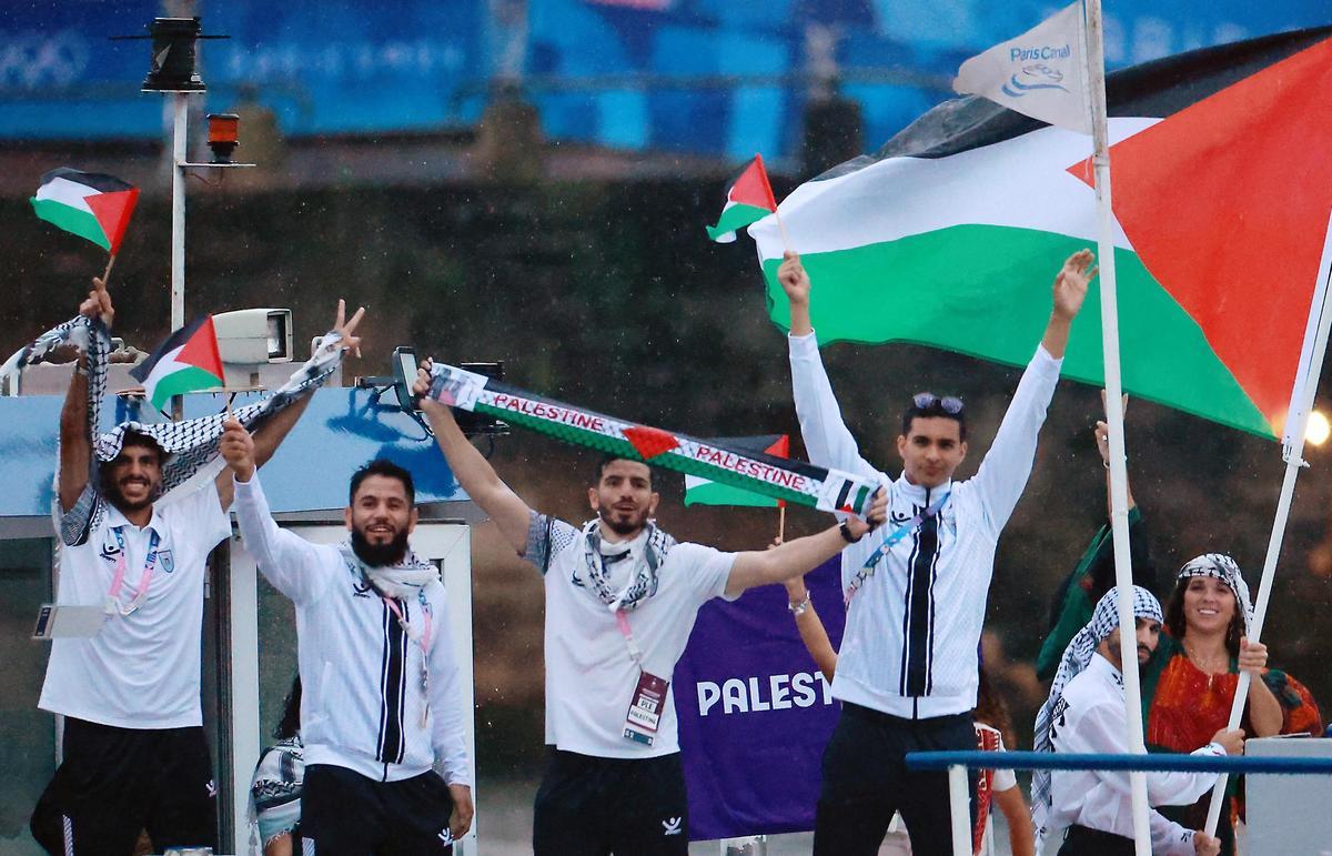 Los abanderados Wasim Abusal, Valerie Rose Tarazi y los atletas de Palestina en el desfile flotante por el río Sena durante la ceremonia de apertura de los Juegos Olímpicos de Paris 2024