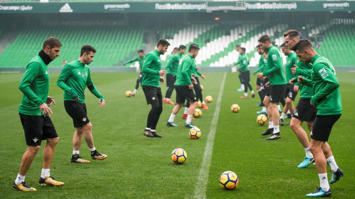 La plantilla del Real Betis durante un entrenamiento en el Benito Villamarín