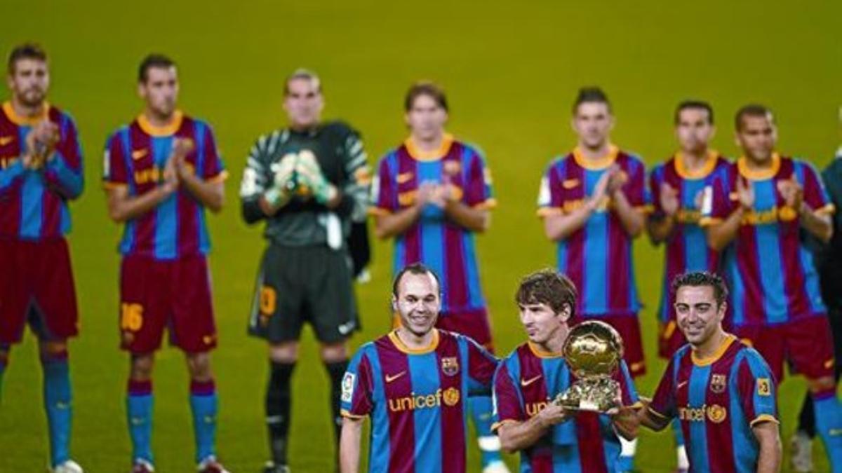 Messi posa con el Balón de Oro antes del partido junto a Iniesta y Xavi.