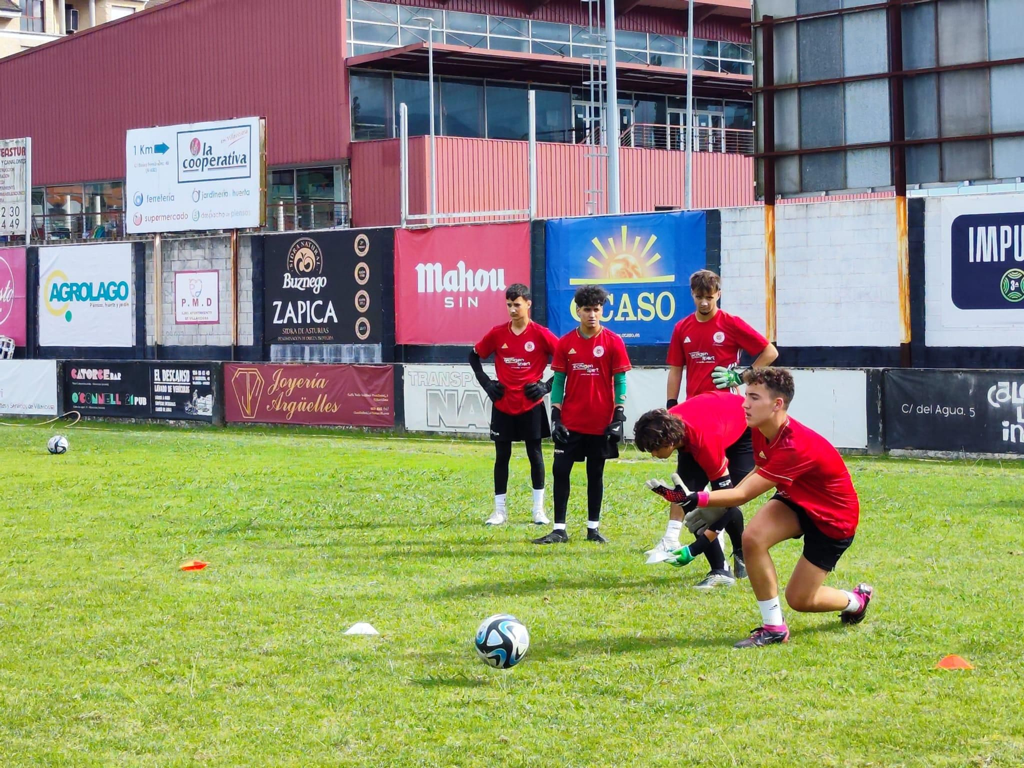 La cantera del fútbol profesional entrena en Villaviciosa: así es el campus de Marcelino García Toral