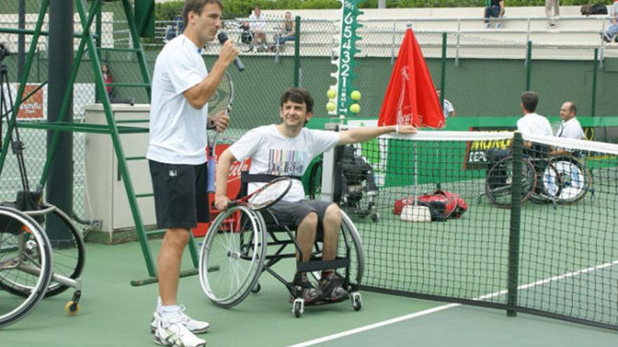 El tennista Tommy Robredo, i el pilot Isidre Esteve ahir a la pista número 1 de les instal·lacions del CN Olot.