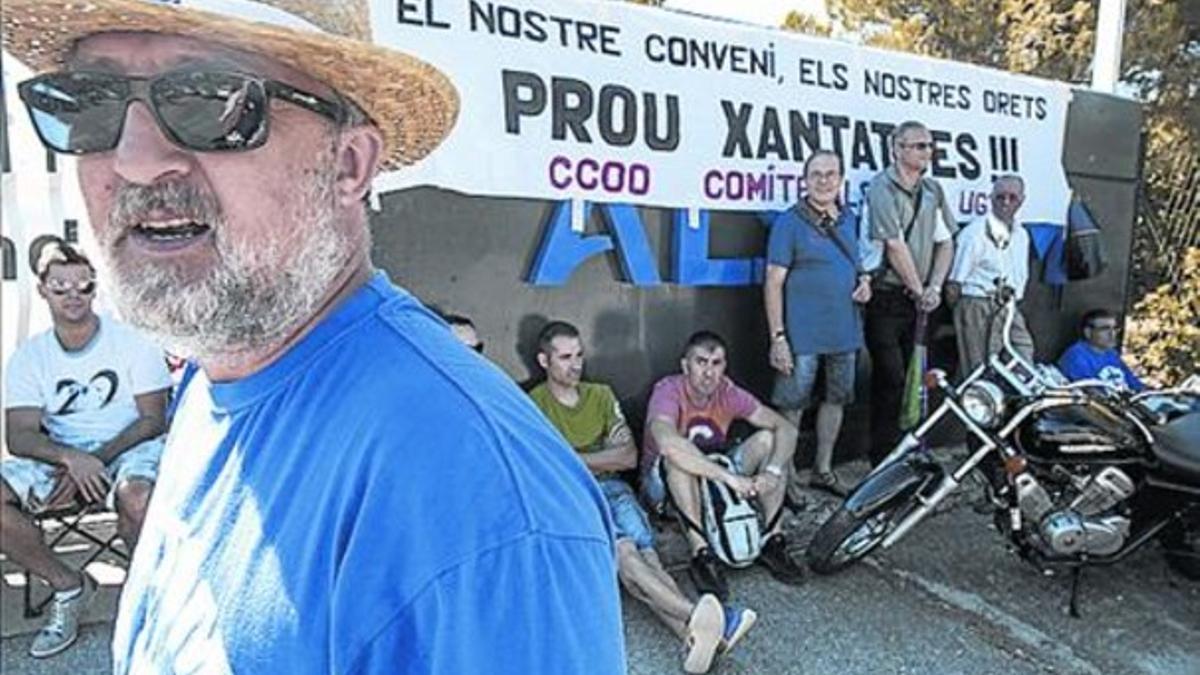 Piquete 8Empleados de Alstom, en la puerta de la planta, ayer.