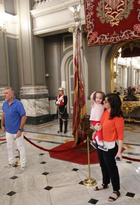 Visita a la Real Senyera en el Ayuntamiento