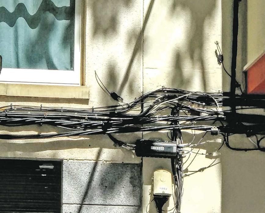 Los cables ahogan la ciudad