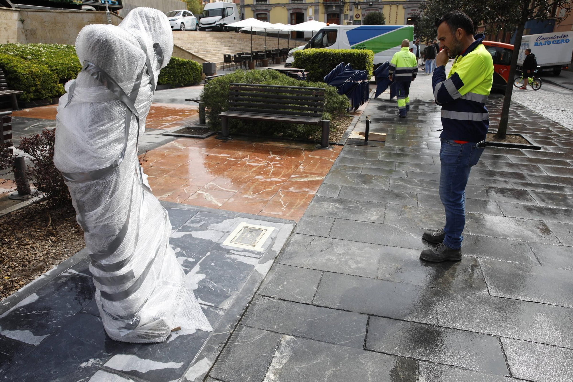 En imágenes: Así fue la instalación de la estatua de Rambal en Cimadevilla