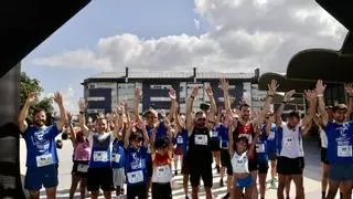 Un centenar de corredores dan el do de pecho solidario en Oviedo en la Carrera de la Juventud
