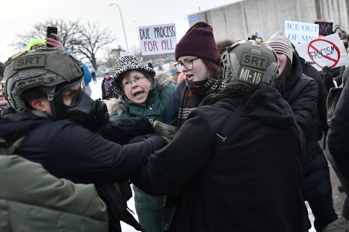 Protestors clash with federal agents outside the Bishop Henry Whipple Federal Building in Saint Paul, Minnesota, on January 8, 2026. A US Immigration and Customs Enforcement (ICE) agent shot and killed an American woman on the streets of Minneapolis January 7, leading to huge protests and outrage from local leaders who rejected White House claims she was a domestic terrorist. The woman, identified in local media as 37-year-old Renee Nicole Good, was hit at point blank range as she apparently tried to drive away from agents who were crowding around her car, which they said was blocking their way. (Photo by Octavio JONES / AFP)
