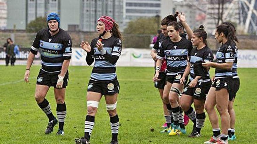 Las jugadoras del CRAT saludan al público al término de un partido.