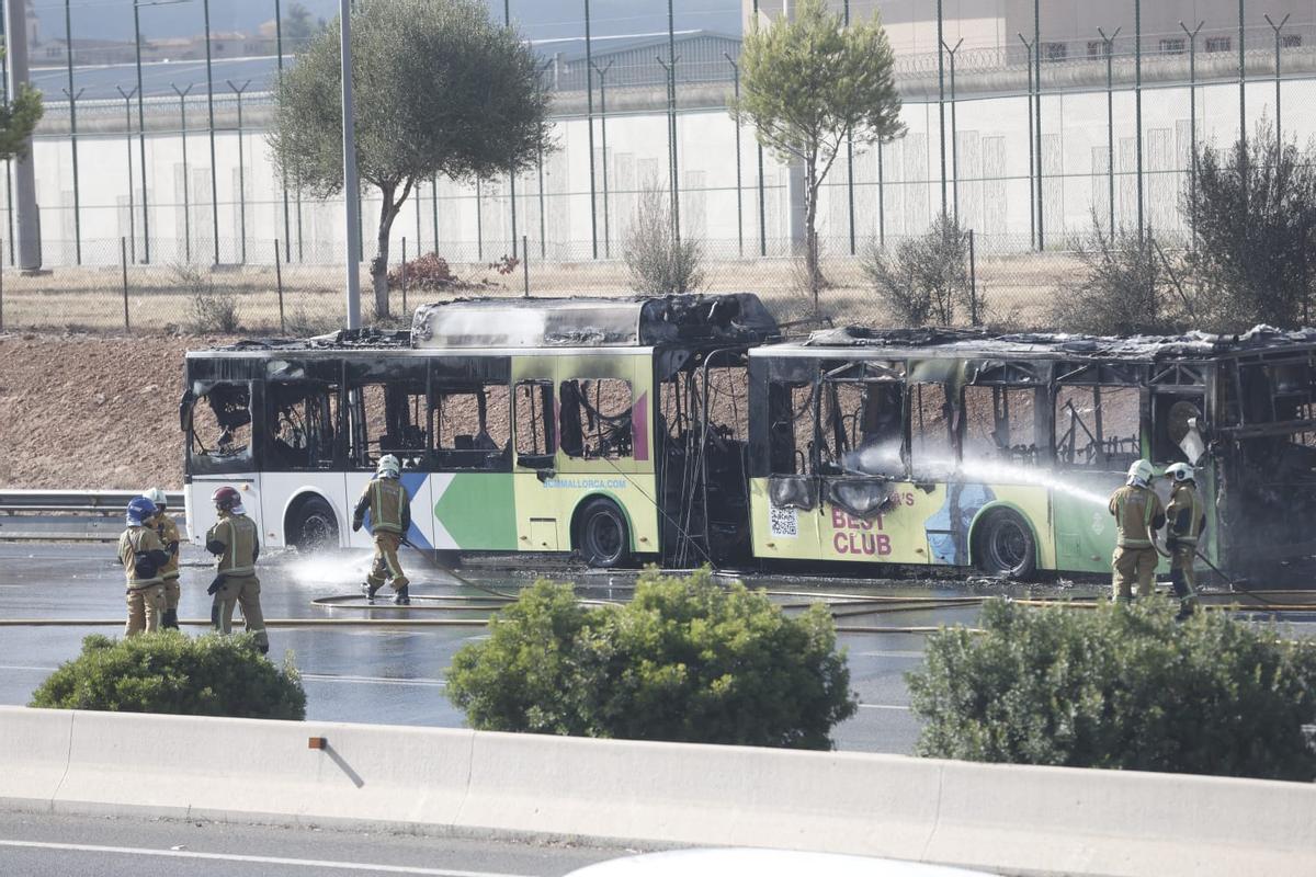 Incendio de un autobús de la EMT en la Vía de Cintura de Palma