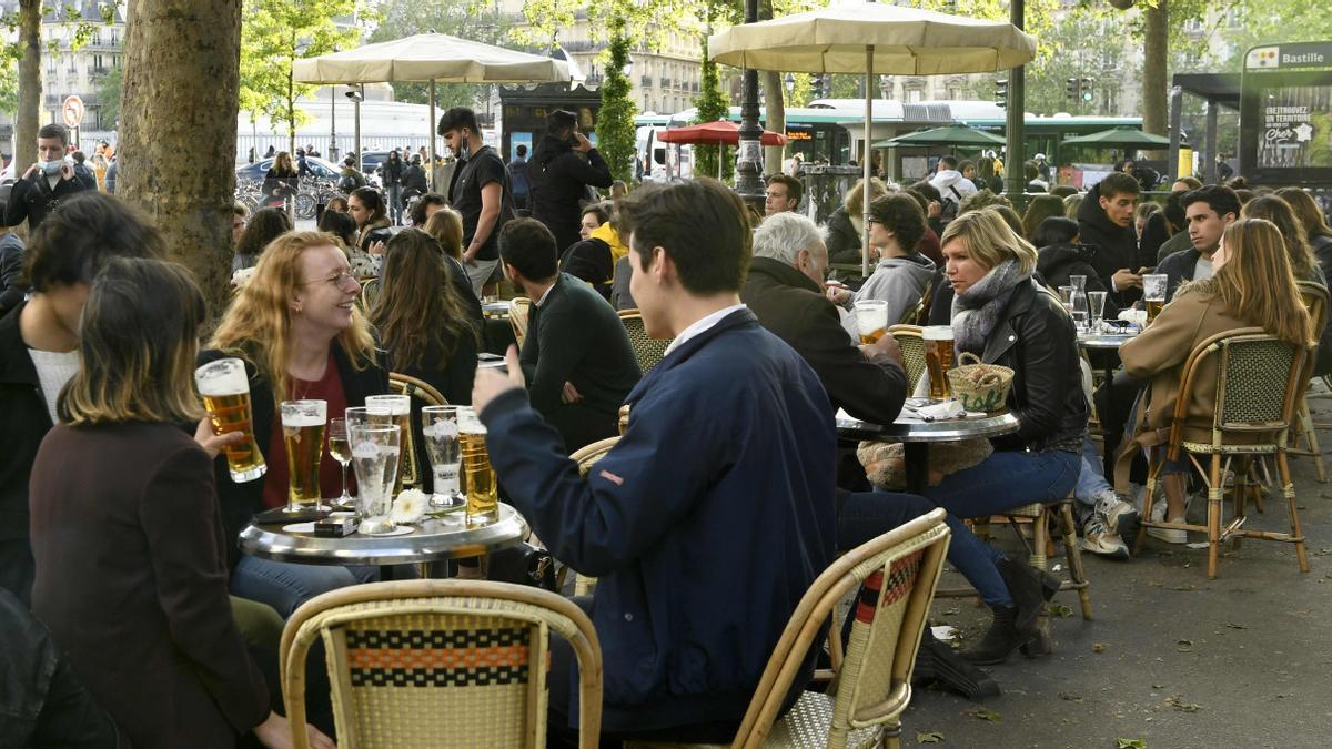 Una terraza de París abarrotada en plena desescalada el 19 de mayo del 2021.